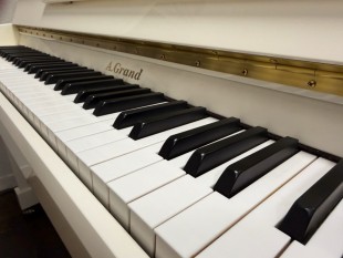 A. Grand Piano Occasion 108 White + Banquette